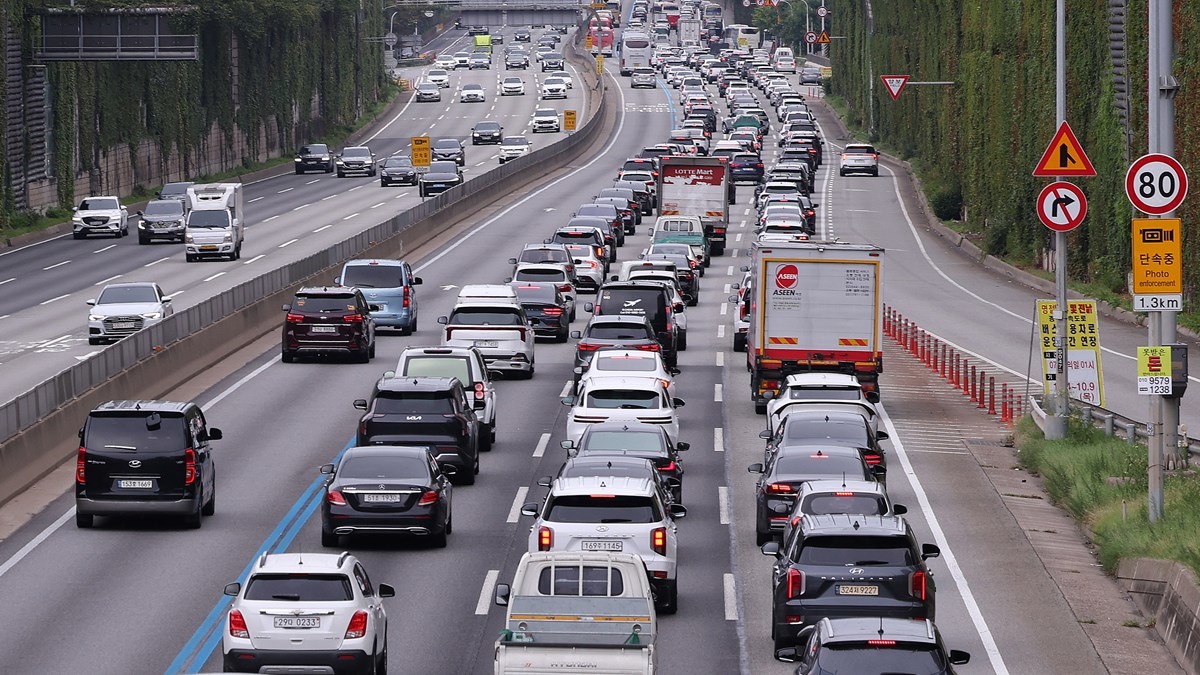 차량들로 붐비는 경부고속도로 자료 사진 / 뉴스1