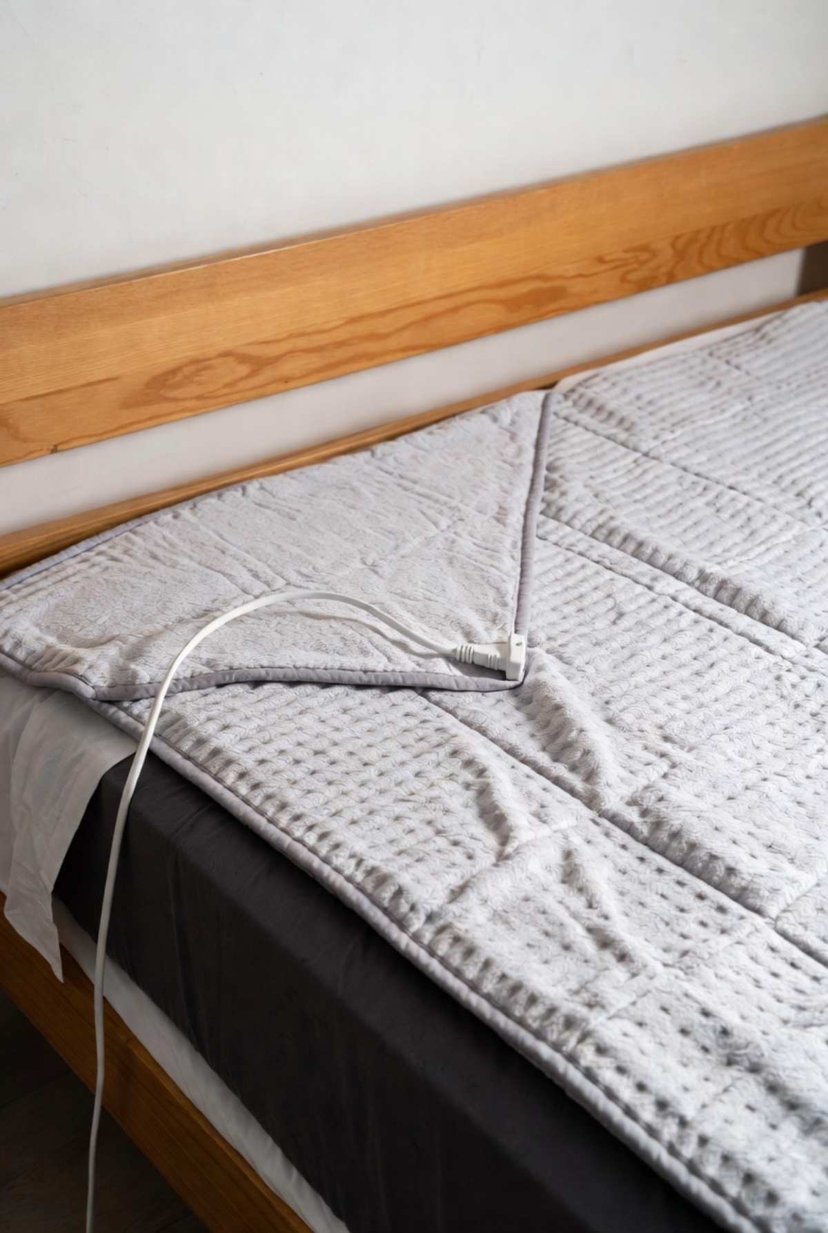 침대 위 전기장판. 기사 내용 토대로 AI툴 활용해 제작한 자료사진.