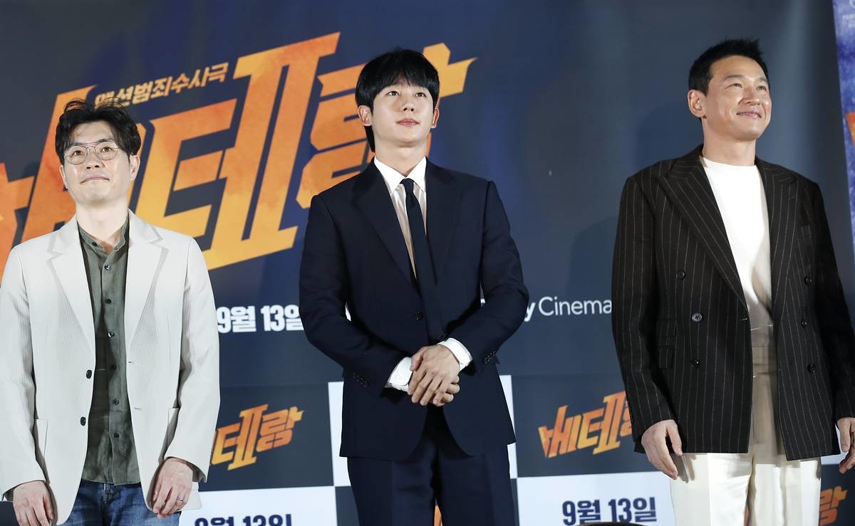 류승완 감독(왼쪽부터)과 배우 정해인, 황정민이 지난 8월 20일 서울 용산구 아이파크몰 CGV에서 열린 영화 '베테랑2' 제작보고회에서 인사를 하고 있다. '베테랑2'는 나쁜 놈은 끝까지 잡는 베테랑 서도철 형사(황정민 분)의 강력범죄수사대에 막내 형사 박선우(정해인 분)가 합류하면서 세상을 떠들썩하게 한 연쇄살인범을 쫓는 액션범죄수사극이다 / 뉴스1