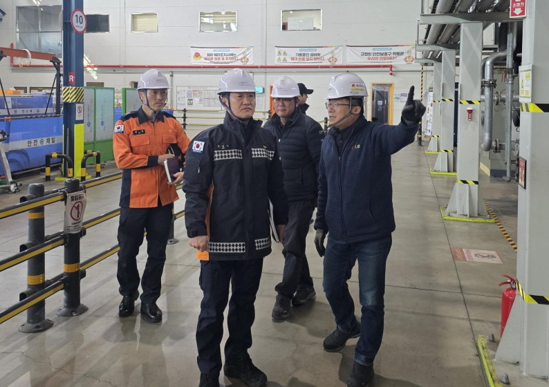 용인소방서 관계자들이 쿠팡풀필먼트서비스에서 현장 소방 컨설팅을 벌이고 있다. / 용인소방서