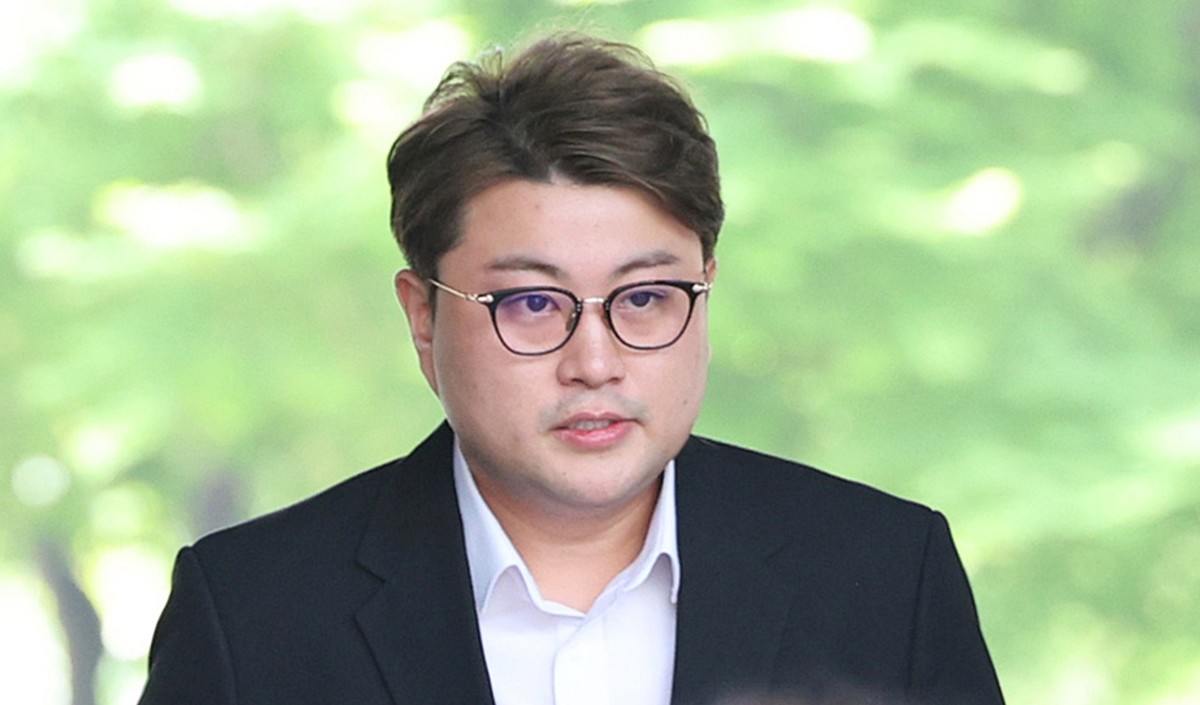 음주운전 뺑소니 사고를 내 실형을 선고받고 복역 중인 가수 김호중 자료 사진. 김호중이 법무부 산하 가석방심사위원회(심사위)의 성탄절 가석방 심사 대상이 된 것으로 전해졌다. 형법상 유기징역을 선고받은 자는 형기의 3분의 1이 지나면 가석방될 수 있다.     / 연합뉴스