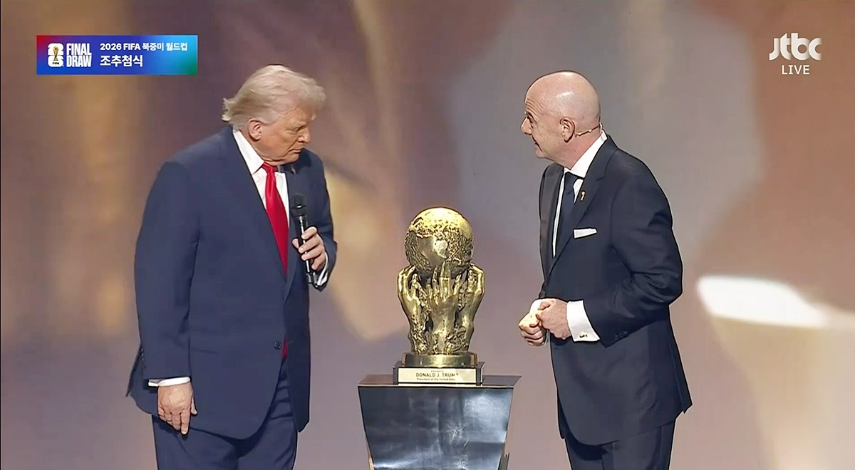 트럼프 대통령이 5일(현지 시각) FIFA(국제축구연맹)가 신설한 FIFA 평화상을 수상했다. 잔니 인판티노 FIFA 회장은 이날 미국 워싱턴DC 케네디 센터에서 열린 2026 북중미 월드컵 본선 조 추첨식 행사에서 트럼프 대통령에게 FIFA 평화상을 수여했다. / JTBC 중계 화면 캡처