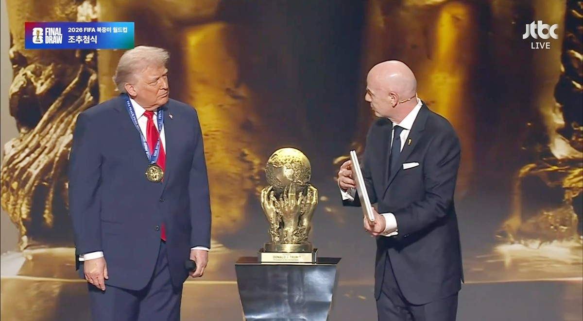 트럼프 대통령이 5일(현지 시각) FIFA(국제축구연맹)가 신설한 FIFA 평화상을 수상했다. 잔니 인판티노 FIFA 회장은 이날 미국 워싱턴DC 케네디 센터에서 열린 2026 북중미 월드컵 본선 조 추첨식 행사에서 트럼프 대통령에게 FIFA 평화상을 수여했다. / JTBC 중계 화면 캡처