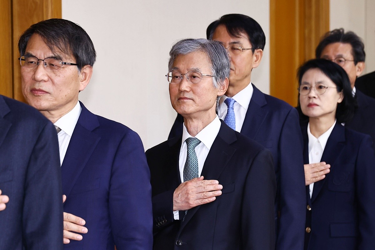 조희대 대법원장과 대법관들이 5일 오후 서울 서초구 대법원에서 열린 전국법원장회의에서 국민의례하고 있다. 자료 사진 / 뉴스1