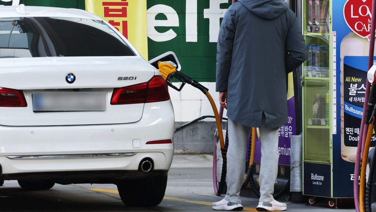 12월 첫째 주 휘발유 평균 판매 가격이 리터당 1746.7원, 경유 가격은 1662.9원을 기록한 가운데, 다음 주 기름값이 소폭 하락할 것이라는 전망이 나왔다. / 뉴스1