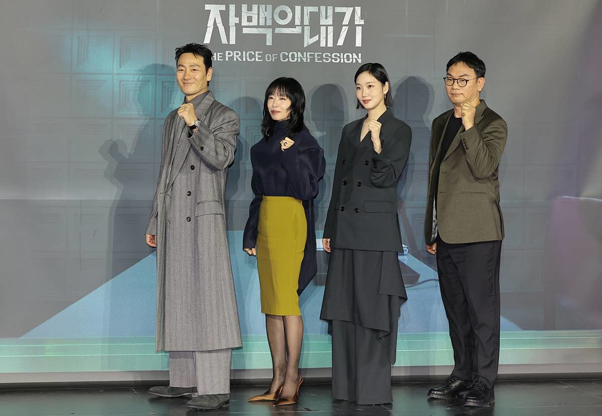 배우 박해수(왼쪽부터)와 전도연, 김고은, 이정효 감독이 지난 3일 서울 용산구 CGV 용산아이파크몰에서 열린 넷플릭스 시리즈 '자백의 대가' 시사회 및 간담회에서 포즈를 취하고 있다. '자백의 대가'는 남편을 죽인 용의자로 몰린 ‘윤수’와 마녀로 불리는 의문의 인물 ‘모은’, 비밀 많은 두 사람 사이에서 벌어지는 일을 그린 미스터리 스릴러다 / 뉴스1