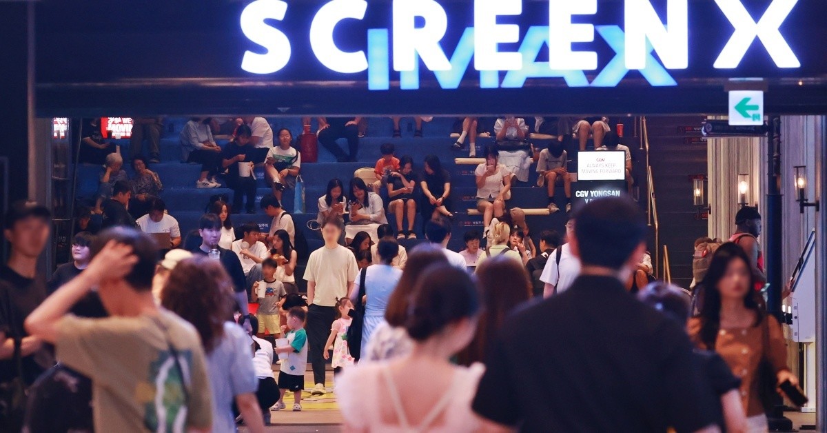 사람들로 붐빈 영화관 / 연합뉴스