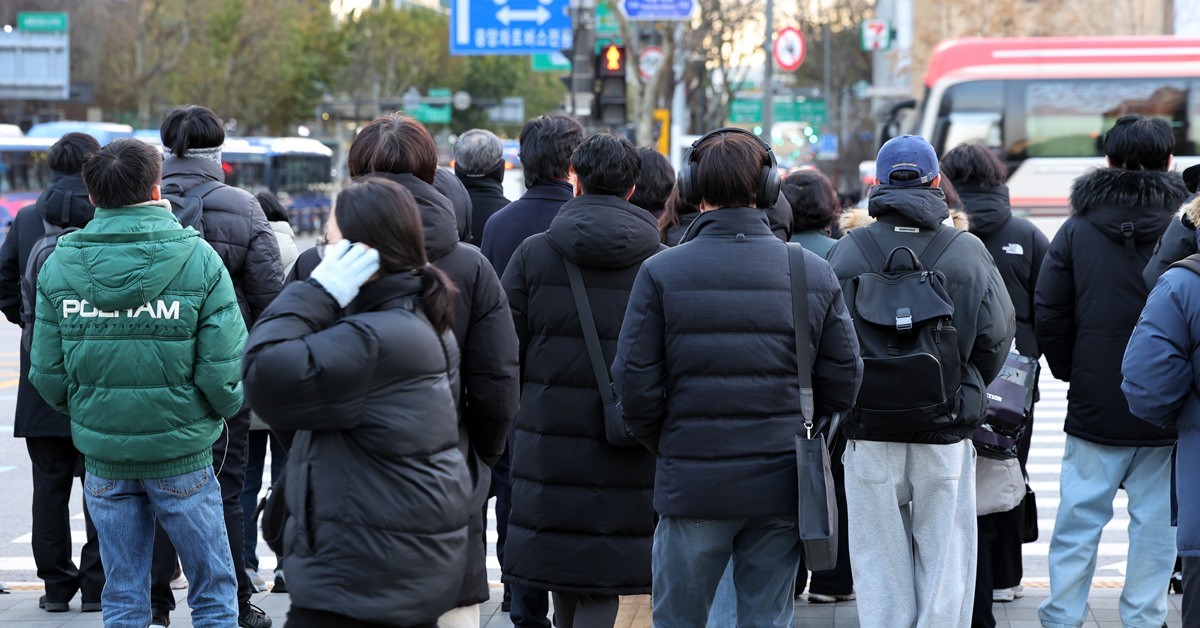 영하권 날씨에 패딩 입은 시민들 / 뉴스1