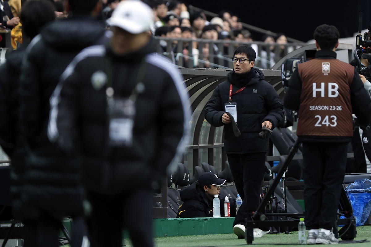 퇴장 당하는 이정효 감독 / 뉴스1