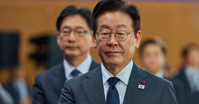 이재명 대통령이 5일 오후 충남 천안 한국기술교육대학교에서 열린 ‘충남의 마음을 담다’ 타운홀미팅 간담회에서 참석자들의 발언을 듣고 있다. / 뉴스1