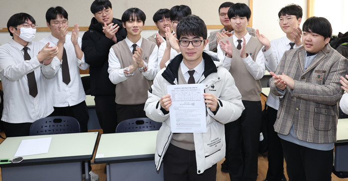 2026학년도 대학수학능력시험 성적표 배부일인 5일 전북 전주시 한일고등학교에서 수능 만점자 이하진 학생이 친구들의 축하를 받고 있다. / 뉴스1