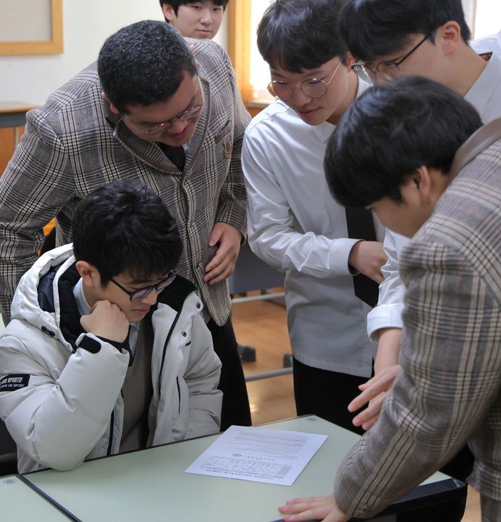 2026학년도 대학수학능력시험 성적표 배부일인 5일 전북 전주시 한일고등학교에서 수능 만점자 이하진 학생이 친구들과 성적표를 보고 있다. / 뉴스1