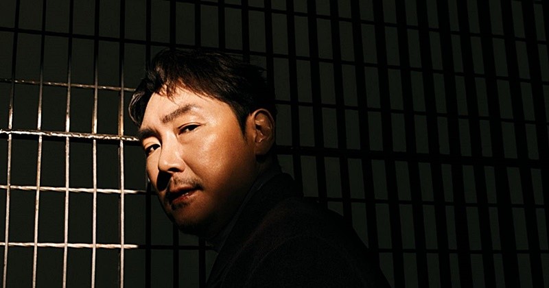 미스터리 스릴러 드라마 ‘노 웨이 아웃: 더 룰렛’의 출연 배우로서 화보를 찍었던 조진웅 / 하퍼스 바자 코리아 홈페이지