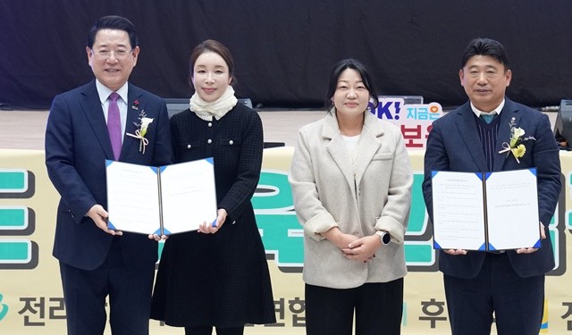 김영록 전라남도지사가 6일 순천만생태문화교육원에서 열린 ‘2025년 전라남도 보육교직원 한마음 대축제’ 행사에 참석해 보육교사 대표에게 아동권리존중 선언문을 전달받고 기념촬영을 하고 있다.