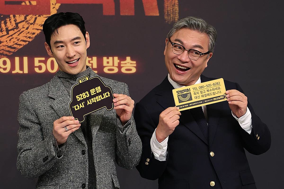 배우 이제훈과 김의성이 11월 18일 오후 서울 양천구 목동 SBS에서 열린 SBS ‘모범택시 시즌3’ 제작발표회에 참석해 포즈를 취하고 있다. 오는 21일 첫 방송되는 ‘모범택시3’는 모범택시 기사 김도기(이제훈)가 억울한 피해자를 대신해 택시회사 ‘무지개 운수’ 멤버들과 복수를 완성하는 사적 복수 대행극이다. 실제 범죄 사건을 모티프로 삼아 통쾌한 전개를 선사하며 ‘사이다 드라마’라는 반응을 얻은 작품으로, 인기에 힘입어 세 번째 시즌까지 이어지게 됐다 / 뉴스1