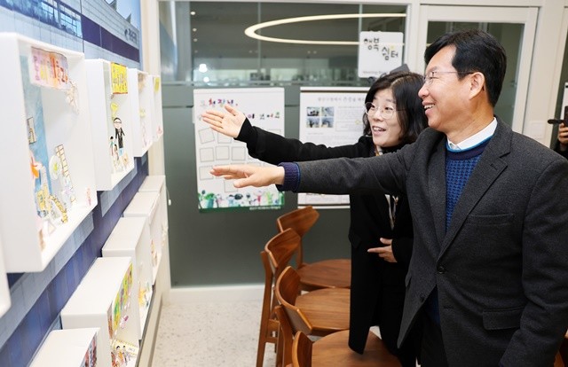박병규 광산구청장이 지난 4일 구청 1층 ‘모두의 쉼터’에서 열린 ‘아동 권리 미술 전시회’를 찾아 아이들의 작품을 감상했다.