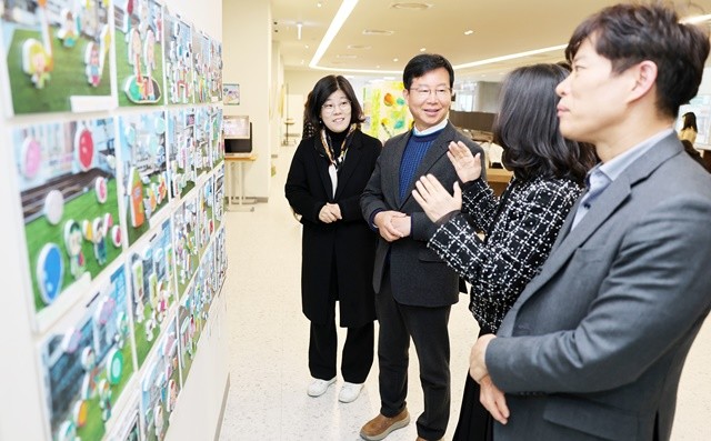 박병규 광산구청장이 지난 4일 구청 1층 ‘모두의 쉼터’에서 열린 ‘아동 권리 미술 전시회’를 찾아 아이들의 작품을 감상했다.