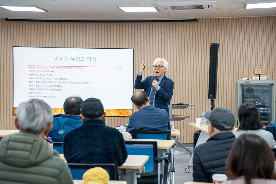 신화학 아카데미에서 서울대 조현설 교수가 강의를 하고 있다. / 포항문화재단 제공