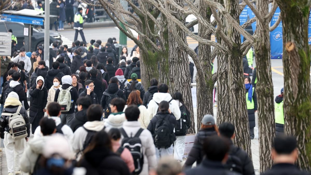 지난달 30일 서울 성북구 국민대학교에서 자연계 논술고사를 마친 수험생들이 이동하고 있다. / 뉴스1