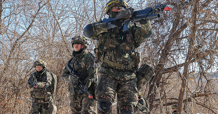 경기 파주시 문산읍 소재 인근 훈련장에서 육군 제1보병사단 필승대대 장병들이 '2025년 혹한기 훈련'의 일환으로 실시된 '공중강습작전'을 하고 있다. / 뉴스1