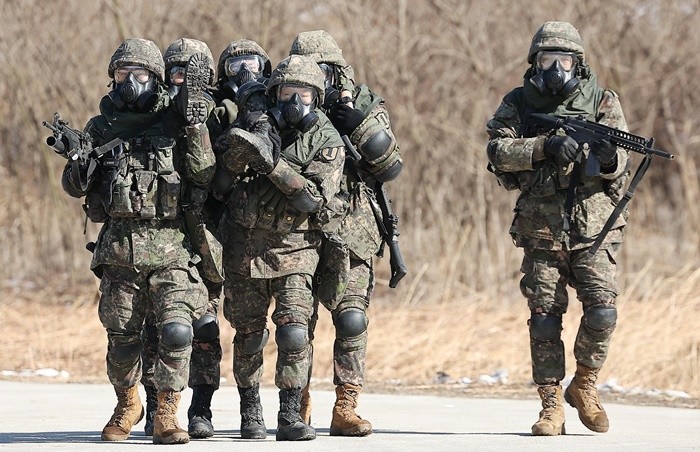 경 파주시 문산읍 소재 인근 훈련장에서 '2025년 혹한기 훈련'의 일환으로 실시된 '대량 전상자 처치 훈련'에 참가한 육군 제1보병사단 장병들이 부상병을 옮기고 있다. / 뉴스1