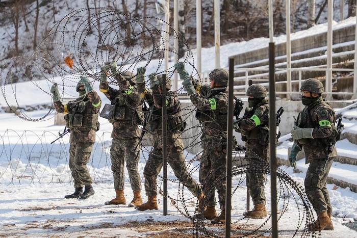 56사단 장병들이 혹한기 훈련 중 적의 침투를 저지하기 위한 중요시설물 방호훈련을 하고 있다. / 뉴스1
