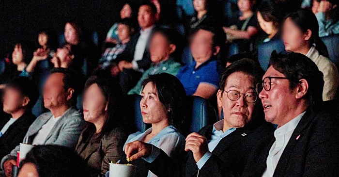 이재명 대통령과 김혜경 여사가 지난 8월 서울 용산구 CGV에서 영화 '독립군:끝나지 않은 전쟁'을 관람하고 있다. 오른쪽은 조진웅 씨 / 뉴스1