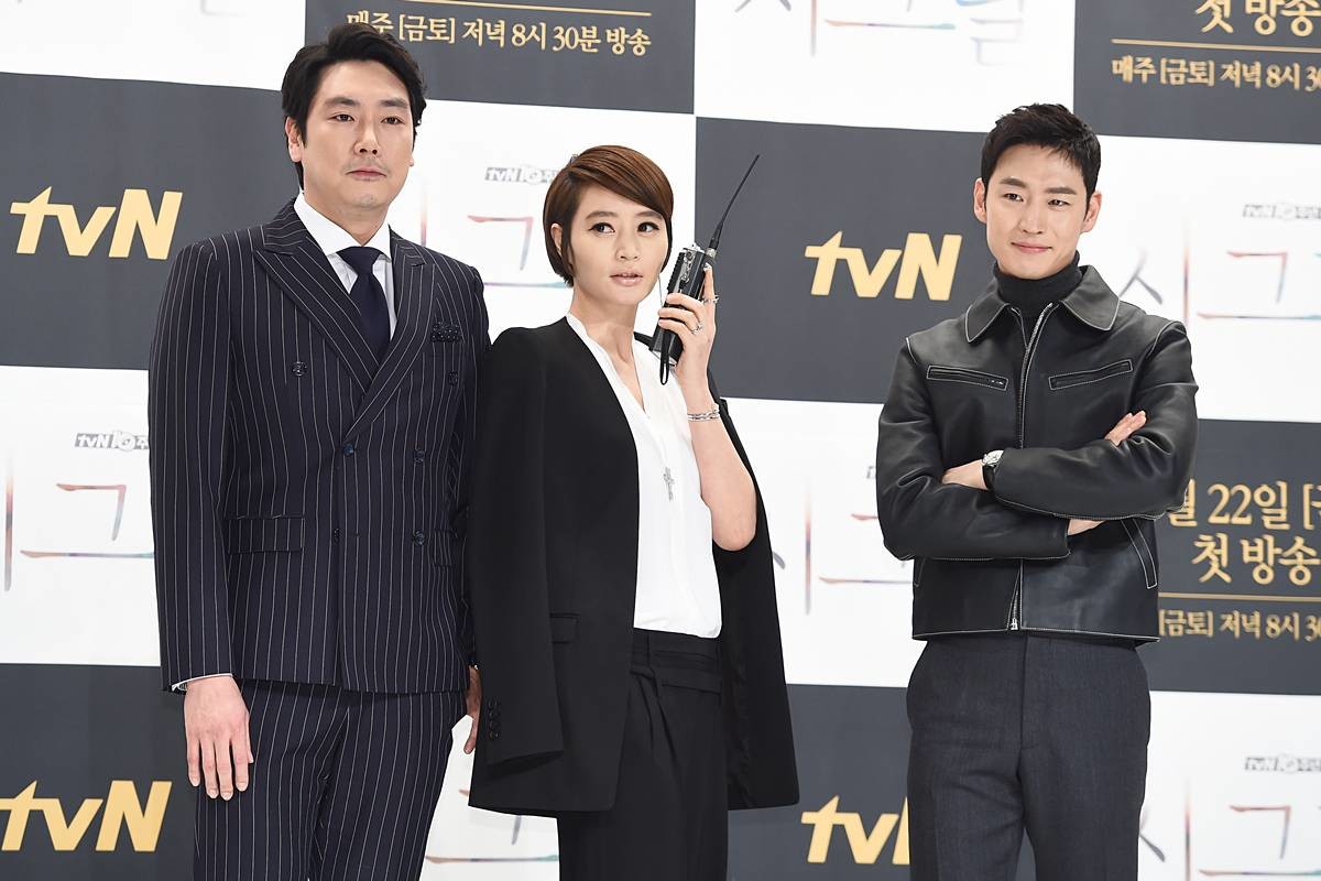 배우 조진웅, 김혜수, 이제훈(왼쪽부터)이 2016년 1월 14일 오후 서울 영등포 타임스퀘어 아모리스홀에서 열린 tvN 금토드라마 ‘시그널’(극본 김은희 / 연출 김원석) 제작발표회에 참석해 포즈를 취하고 있다 / 뉴스1