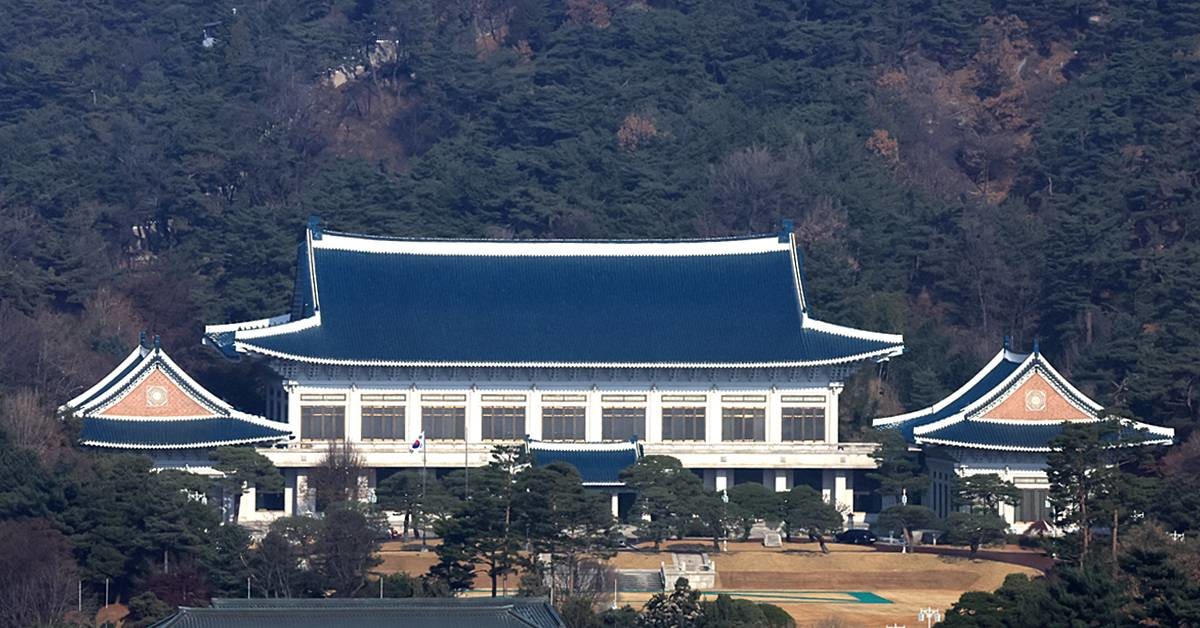 이재명 정부가 3년 7개월 만에 ‘용산 시대’를 마치고 8일부터 서울 용산 대통령 집무실을 청와대로 순차적으로 이사하며, 이전 작업은 이달 말 완료될 예정이다. 사진은 7일 서울 종로구 정부서울청사에서 바라본 청와대 모습 / 뉴스1