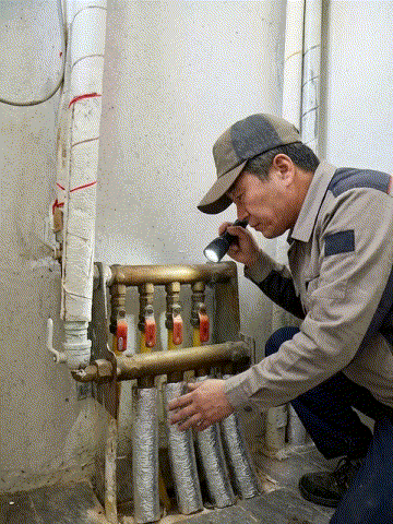 보일러 분배기 단열 중인 모습. 시각적 효과를 위해 AI로 구현한 단순 자료 움짤.