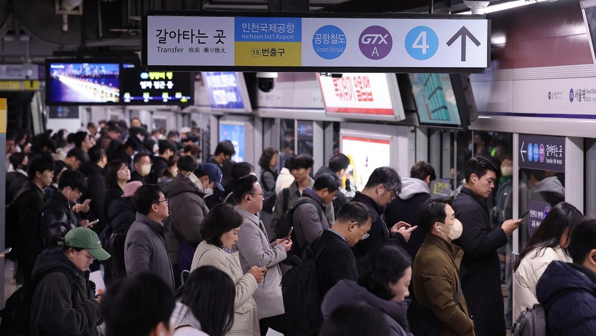 서울 중구 서울역에서 시민들이 지하철을 기다리고 있다. / 뉴스1