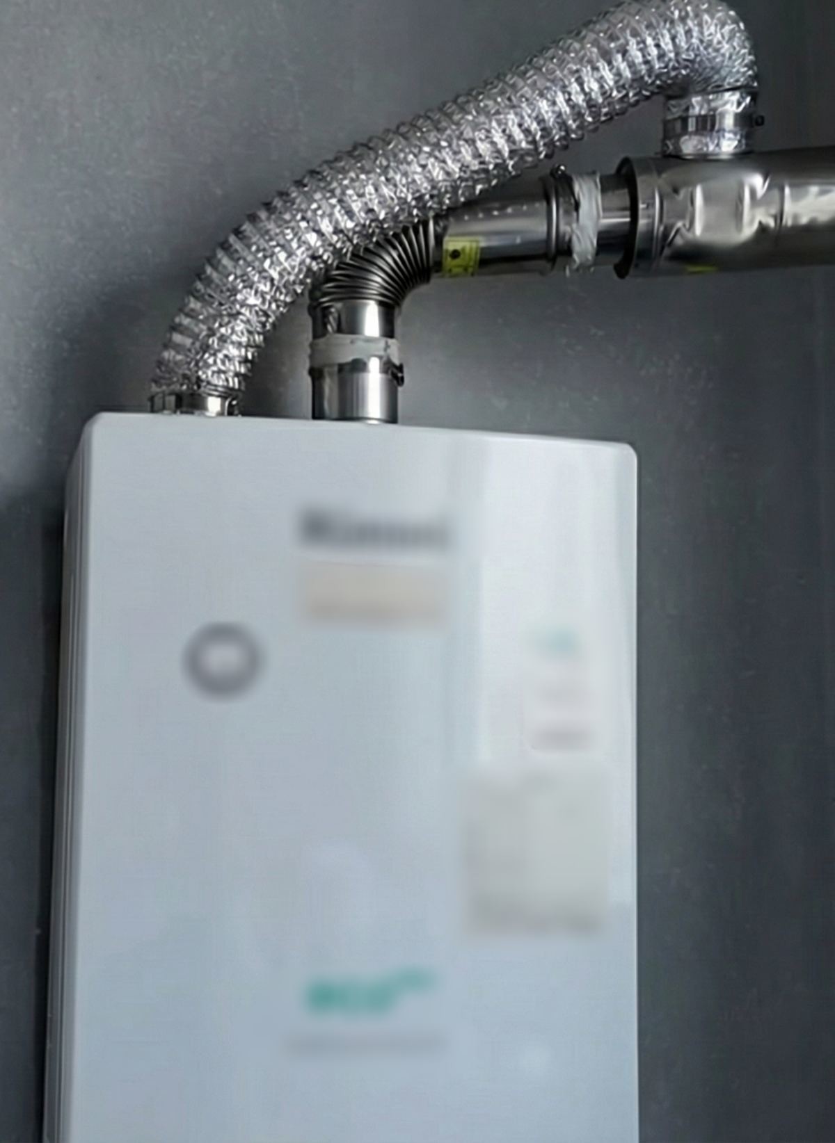 베란다 보일러 기계. 기사 내용을 바탕으로 제작한 자료사진.