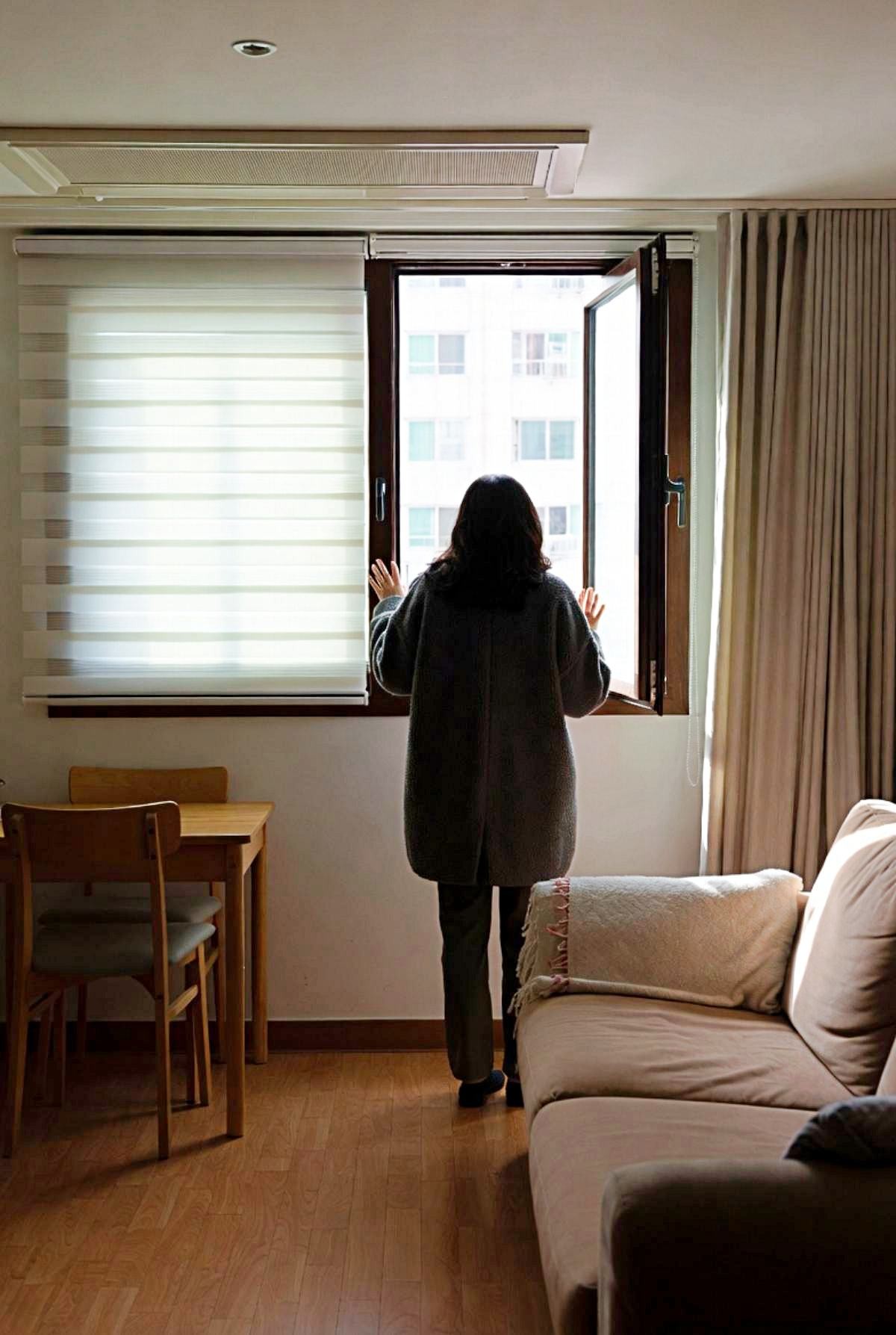 겨울철 환기하는 모습. 기사 내용을 바탕으로 제작한 자료사진.