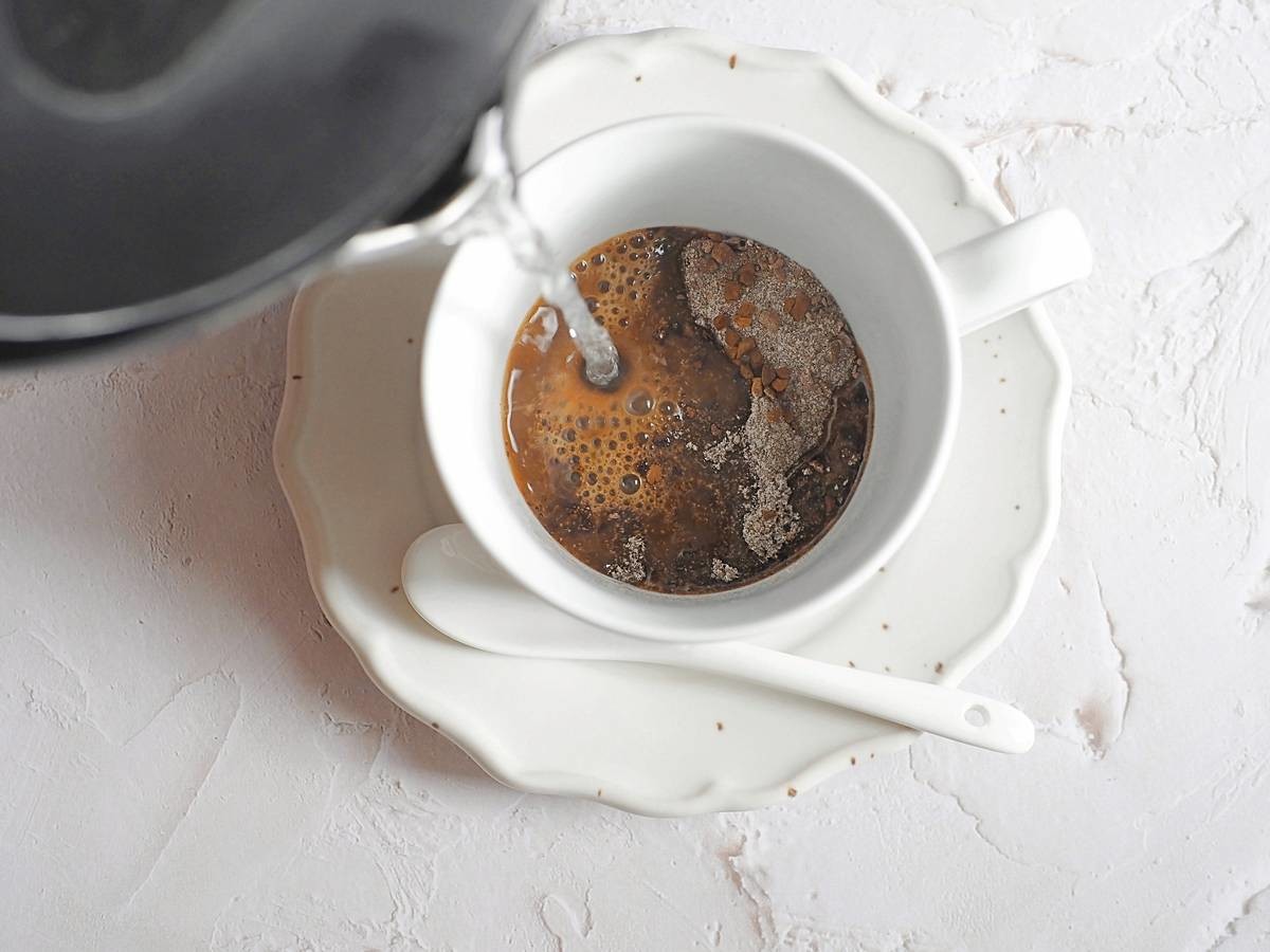 믹스 커피에 뜨거우 물 붓기 / Boontoom Sae-Kor-Shutterstock.com