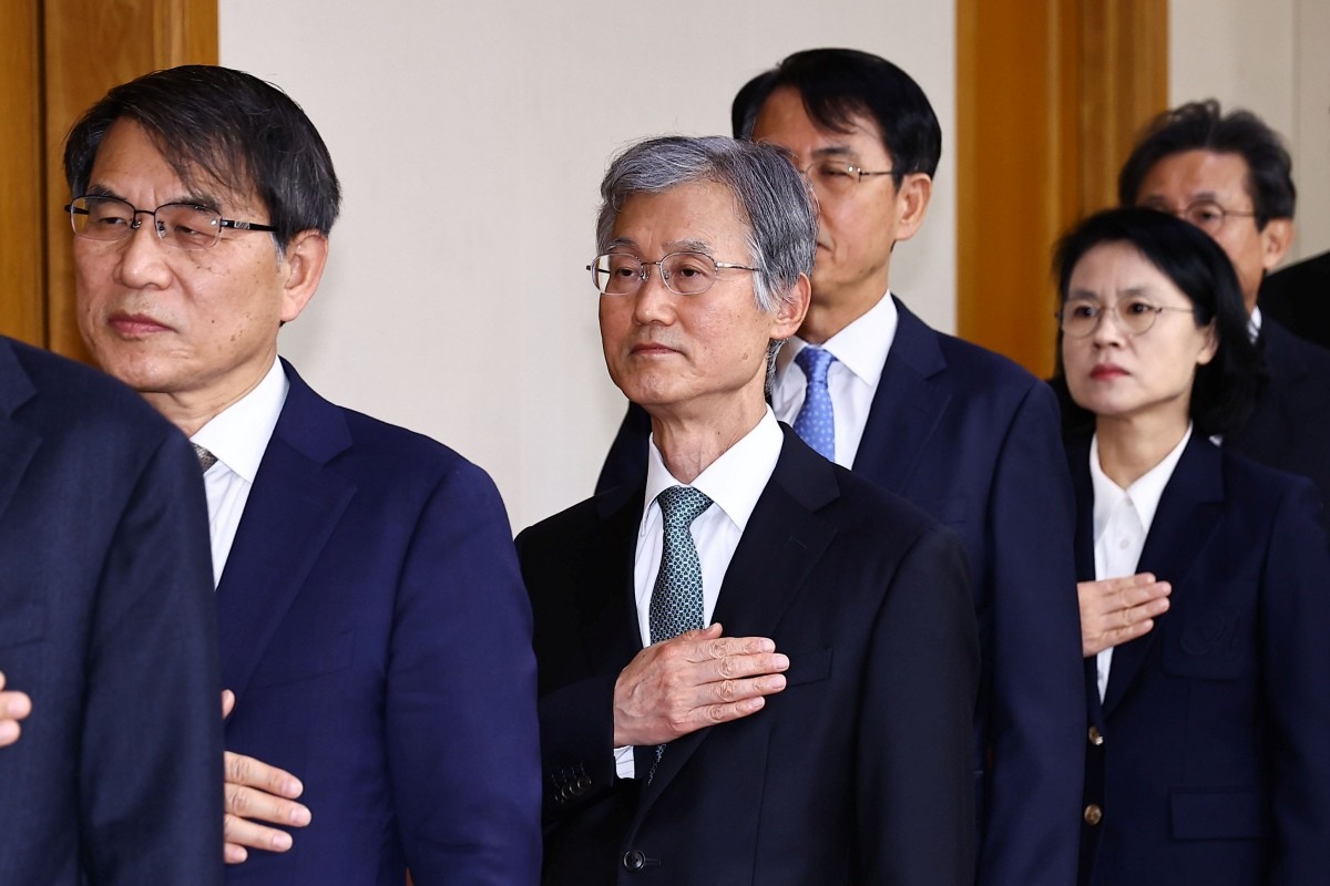 조희대 대법원장과 대법관들이 지난 5일 오후 서울 서초구 대법원에서 열린 전국법원장회의에서 국민의례하고 있다. / 뉴스1