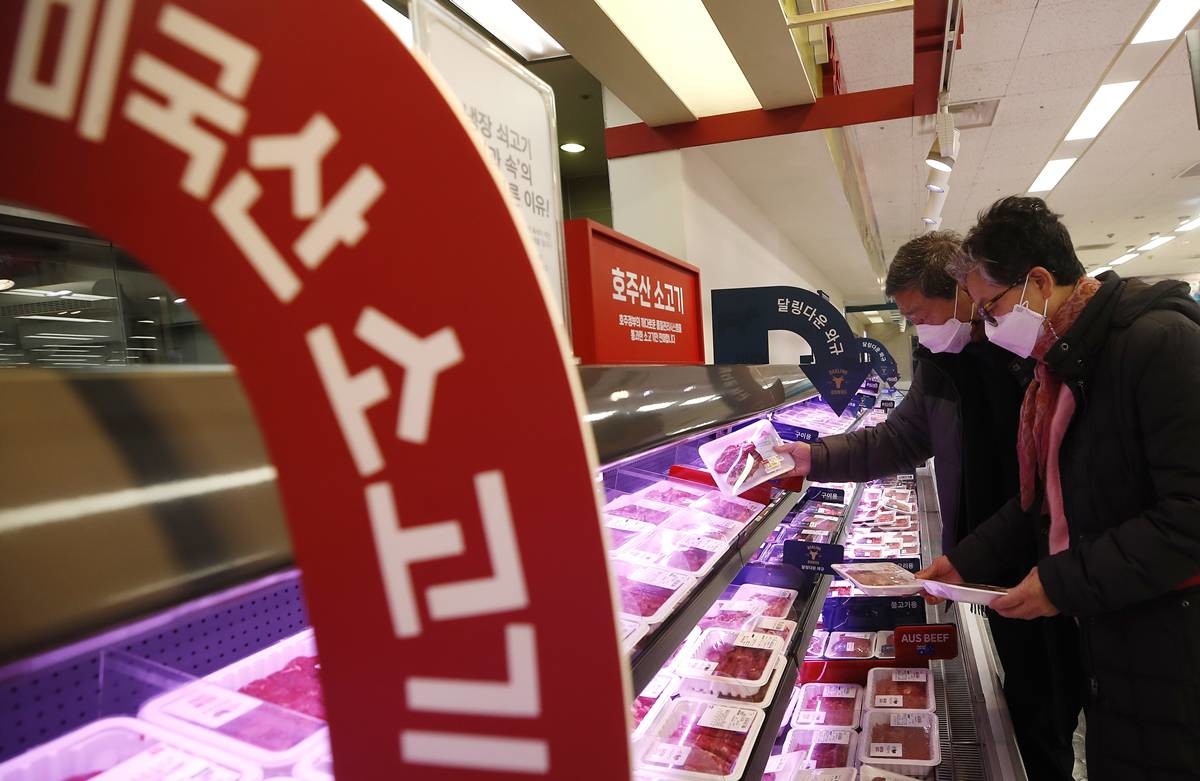 중년의 부부가 수입산 소고기를 고르고 있다 / 뉴스1