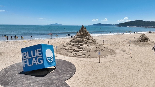 친환경 해수욕장에 부여하는 블루 플래그 국제 인증을 받은 완도 신지 명사십리