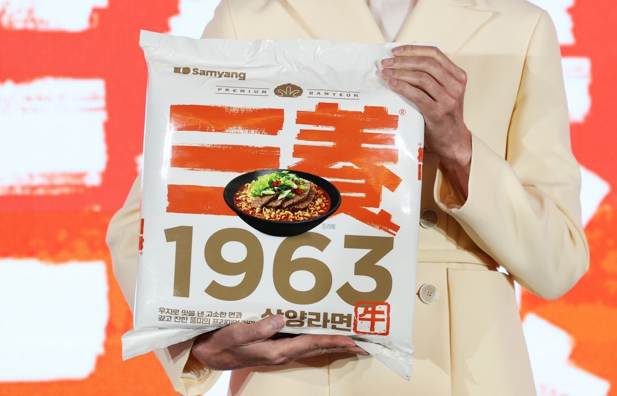 '삼양 1963' 신제품 출시 발표회에서 김정수 삼양식품 부회장이 제품을 들고 포즈를 취하고 있다. / 뉴스1