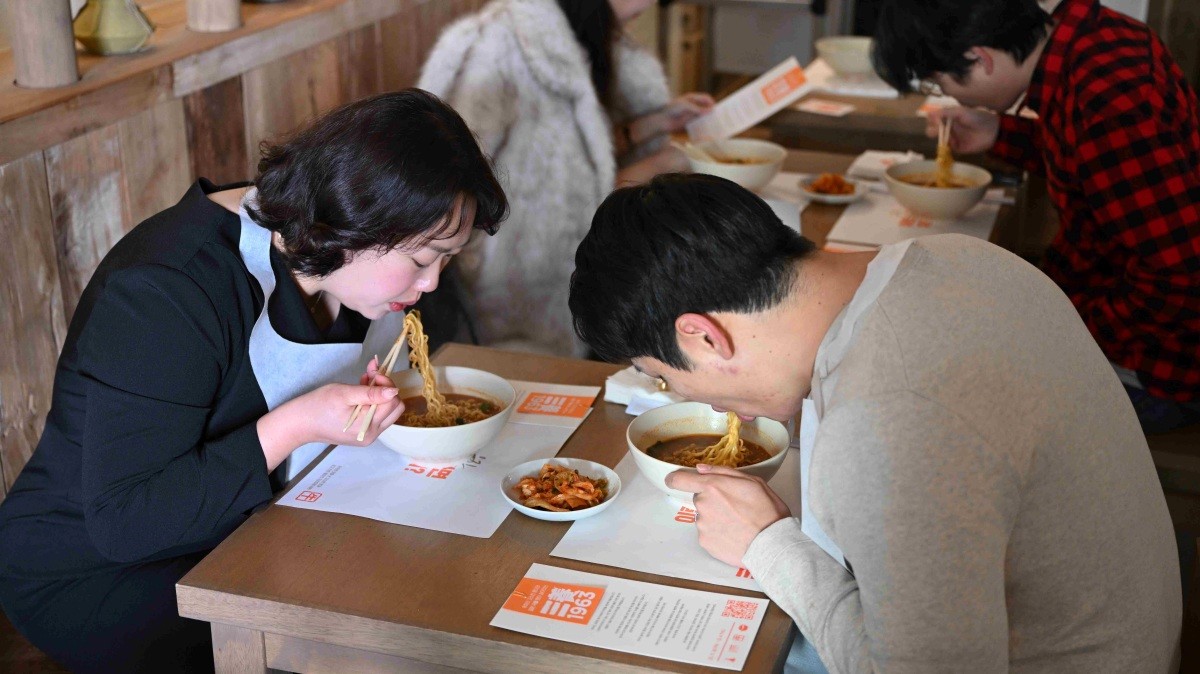 ‘삼양1963’ 팝업스토어에서 방문객들이 라면을 맛보고 있는 모습. / 삼양식품 제공