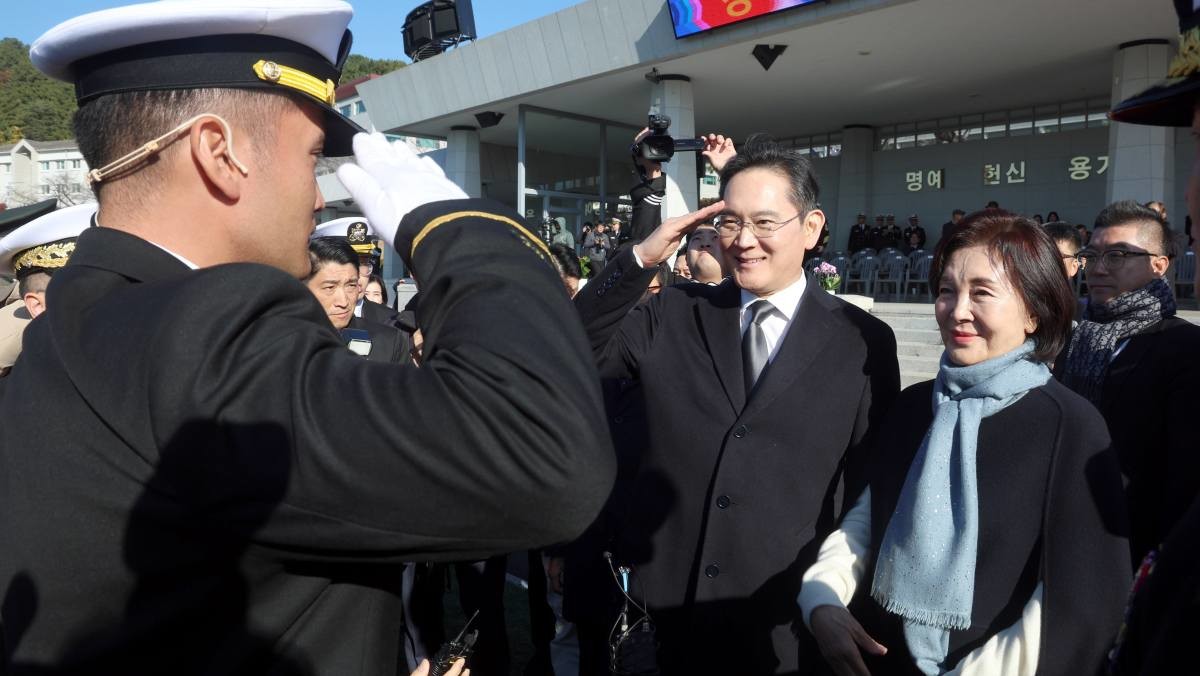아들 경례 받는 이재용 회장·홍라희 명예 관장 / 뉴스1