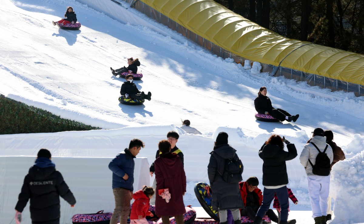 노원 눈썰매장에서 가족들이 눈썰매를 타며 즐거운 시간을 보내고 있다 / 뉴스1