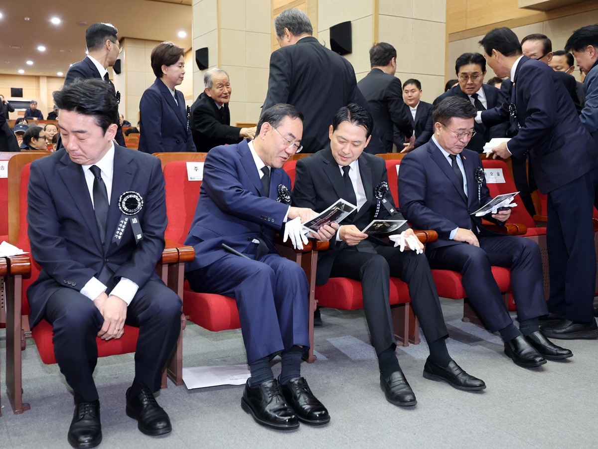 이하 지난달 21일 서울 동작구 국립서울현충원 현충관에서 열린 '김영삼 전 대통령 서거 10주기 추모식'에 참석한 정치권 인사들. 민주당 의원들은 보이지 않는다. / 뉴스1