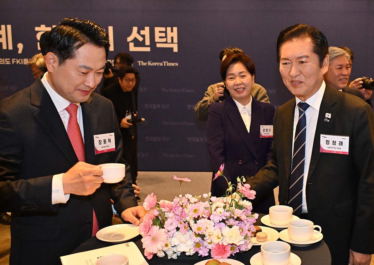 정청래 더불어민주당 대표와 장동혁 국민의힘 대표가 20일 서울 여의도 FKI플라자 그랜드볼룸에서 '격랑의 세계, 한국의 선택'을 주제로 열린 '2025 코라시아포럼'에서 대화하고 있다. / 뉴스1