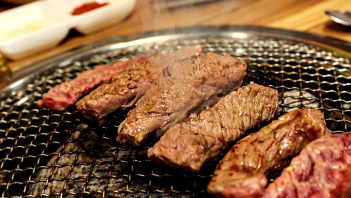 불판에서 구워지고 있는 소고기 / Light Win-shutterstock.com