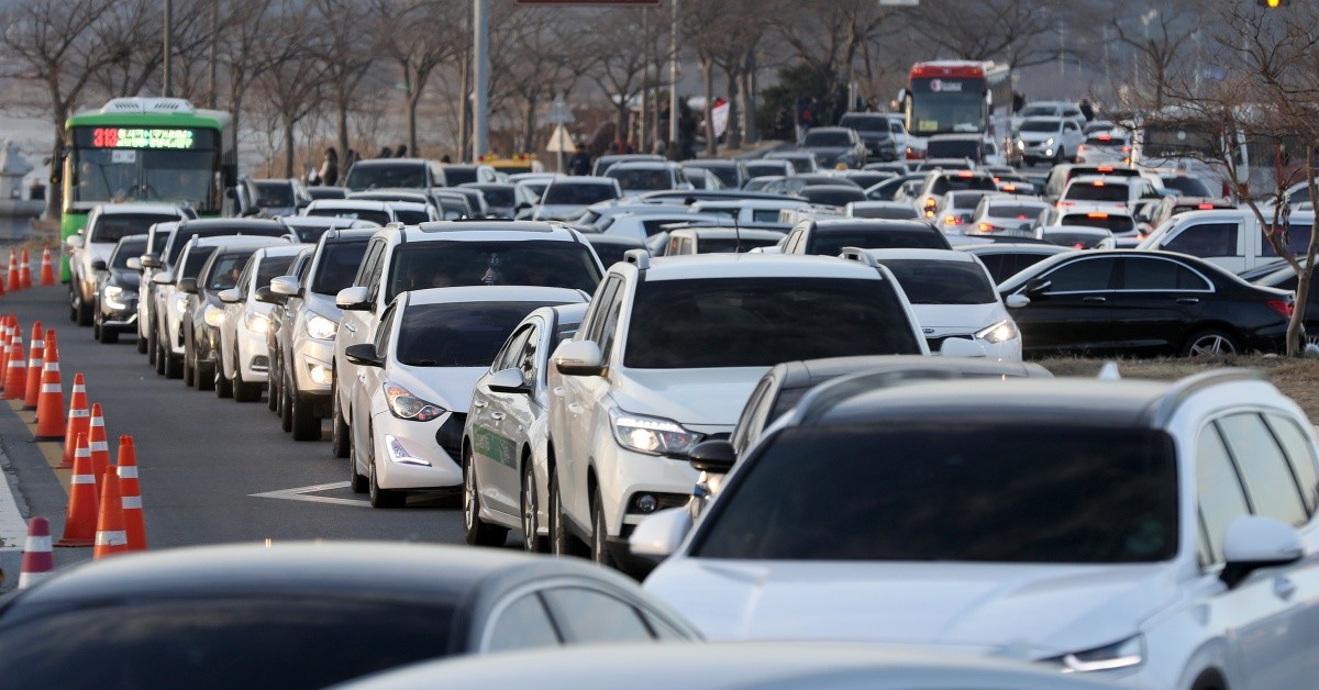 강릉시 경포해변 일원 도로가 차량으로 복잡한 흐름을 보이고 있다. / 뉴스1