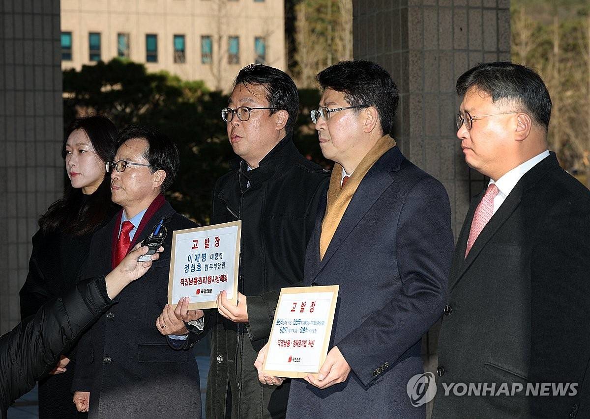 국민의힘 곽규택 법률자문위원장(가운데)이 8일 경기 과천 공수처 민원실 앞에서 사법정의수호 및 독재저지 특별위원회 위원들과 함께 이재명 대통령과 정성호 법무부 장관을 직권남용권리행사방해죄 혐의로 고발하기 전 발언하고 있다. 이들은 이 대통령과 정 장관을 이화영 전 경기도 평화부지사 재판에 집단 퇴청한 검사들에 대한 감찰과 관련해 직권남용권리행사방해죄 혐의로 고발, 더불어민주당 문진석 의원과 김남국 전 대통령실 디지털소통비서관, 김현지 대통령실 제1부속실장, 강훈식 대통령비서실장을 '인사 청탁' 논란과 관련해 직권남용 및 청탁금지법 위반 혐의로 함께 고발했다 / 연합뉴스