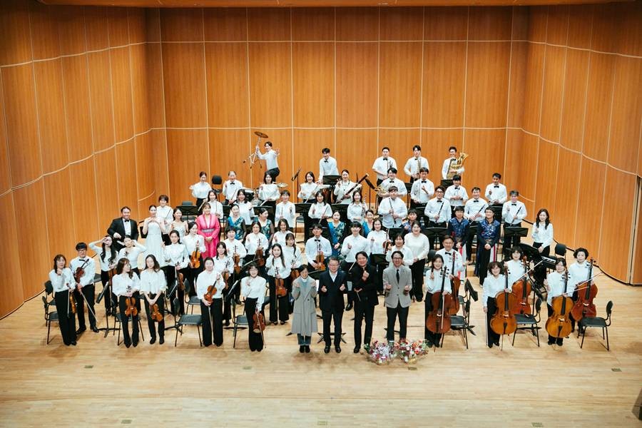 포항 효자아트홀에서 진행된 ‘같이라서 행복한 동행 음악회’ 출연진 단체사진/포스코