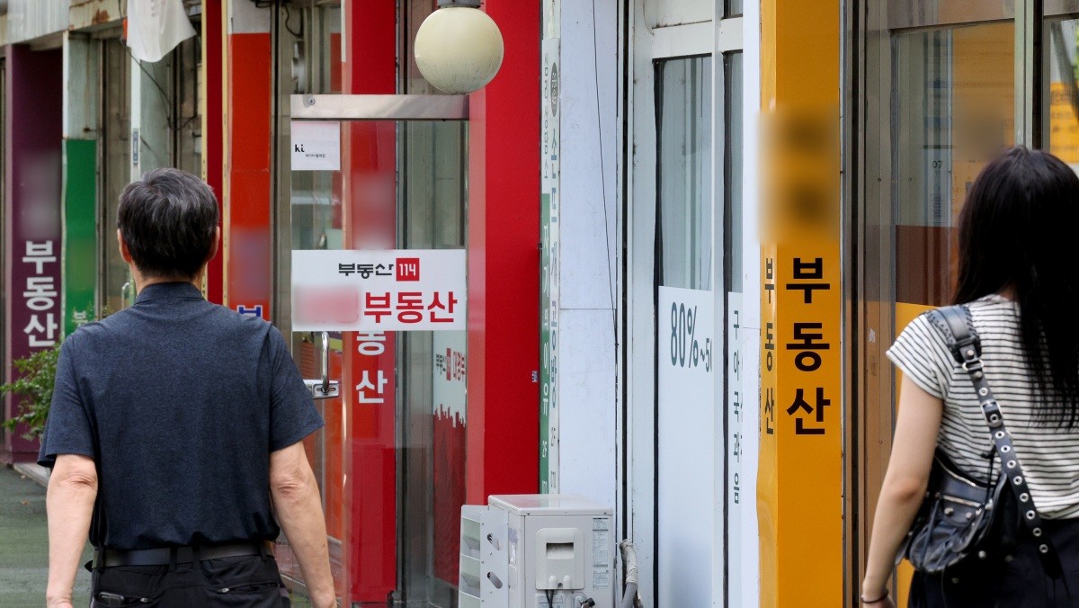 서울의 한 공인중개사 사무소 밀집 지역 앞으로 시민들이 지나가고 있다. 기사의 이해를 돕기 위한 사진 / 뉴스1