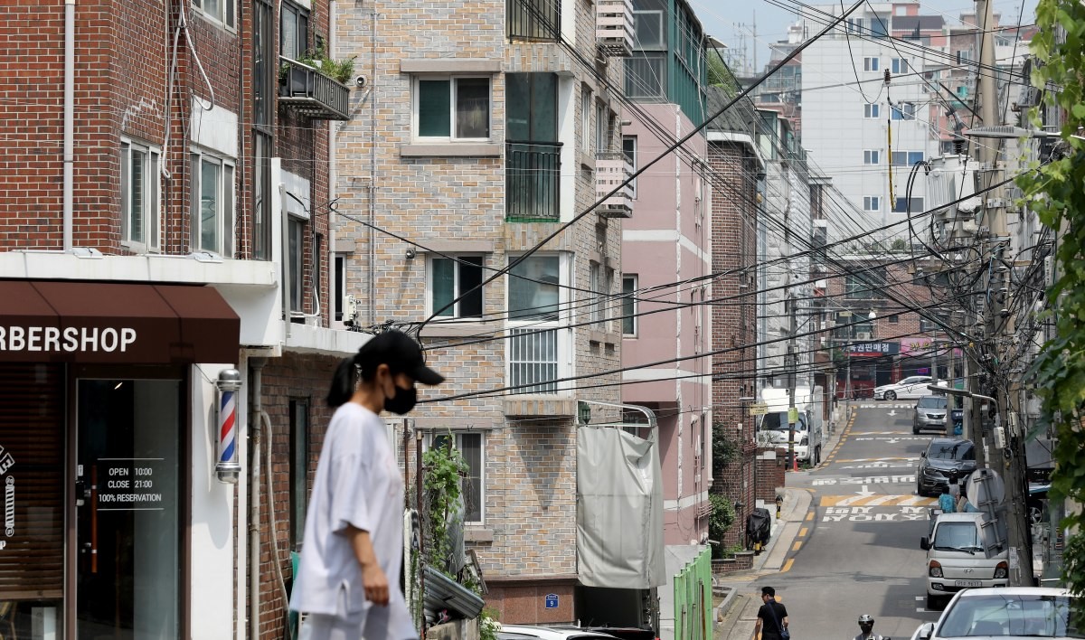 빌라 밀집 지역에서 시민이 길을 걷고 있다. 기사의 이해를 돕기 위한 사진 / 뉴스1