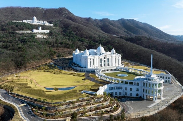 야외 광장을 중심으로 바라본 천원궁 박물관 전경